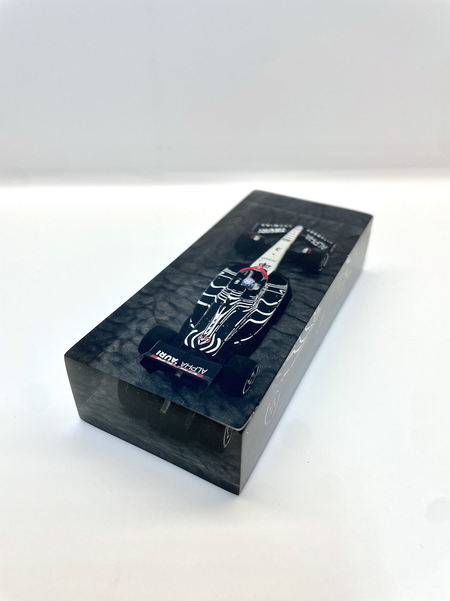 Velocità Sigillata Fromula Essenza - Alpha Tauri AT04 Ricciardo Las Vegas 2023 (009/2025) Scultura automobilistica concettuale | Pezzo unico