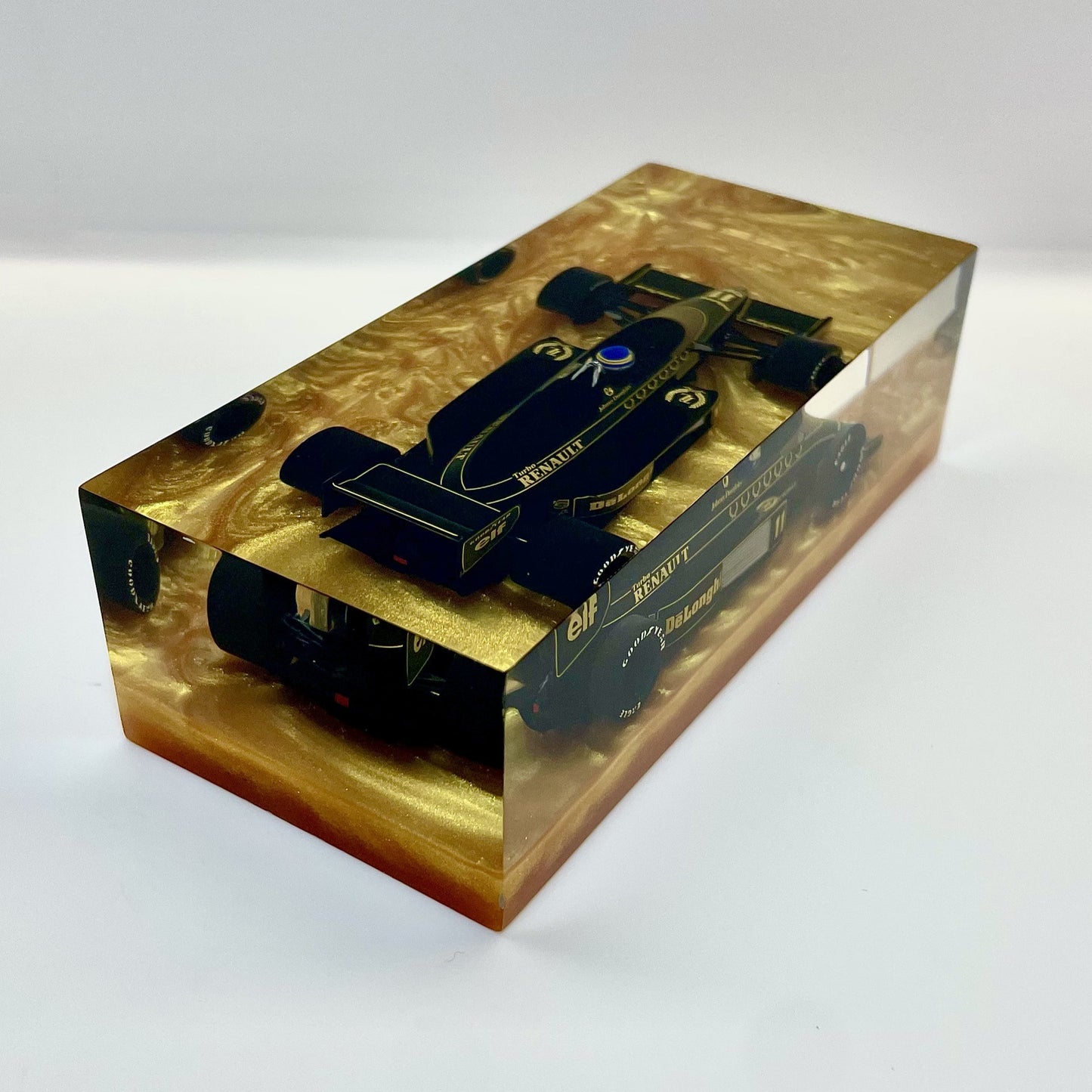 Velocità Sigillata Formula Heritage - Lotus Renault 98T – Johnny Dumfries Hockenheim GP 1986 - F1 - (012/2025) Scultura automobilistica concettuale | Pezzo unico