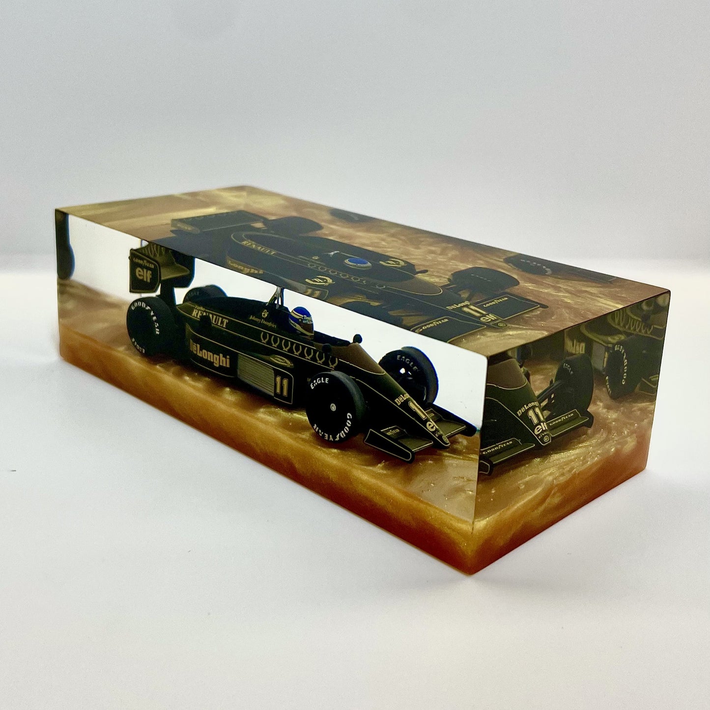 Velocità Sigillata Formula Heritage - Lotus Renault 98T – Johnny Dumfries Hockenheim GP 1986 - F1 - (012/2025) Scultura automobilistica concettuale | Pezzo unico