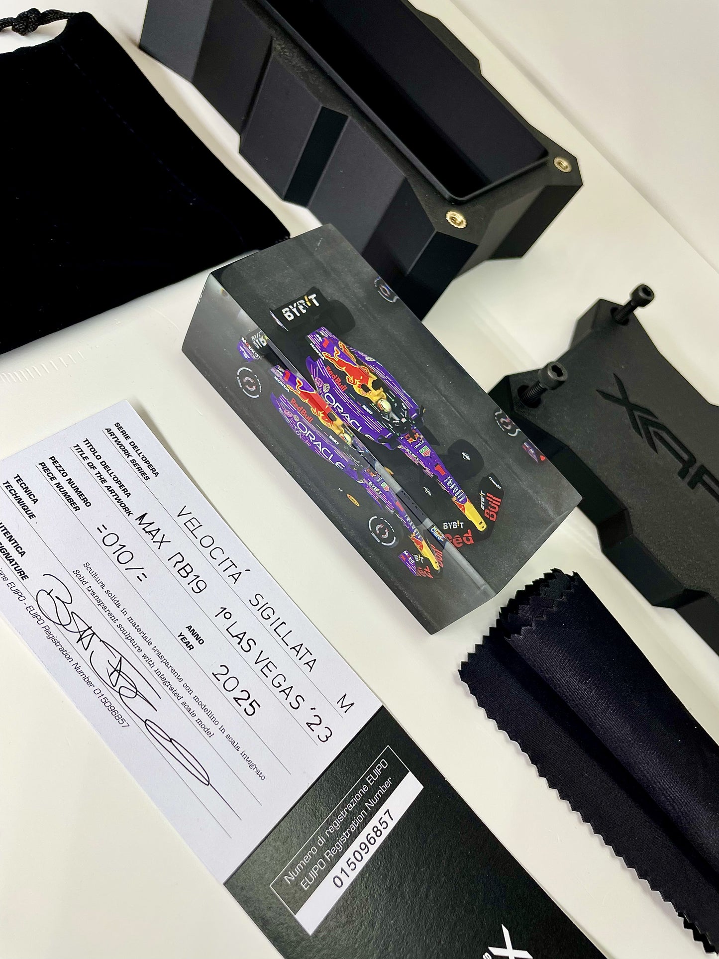 Velocità Sigillata Formula Essenza - Red Bull RB19 Max Verstappen Las Vegas 2023 (010/2025) Scultura automobilistica concettuale | Pezzo unico