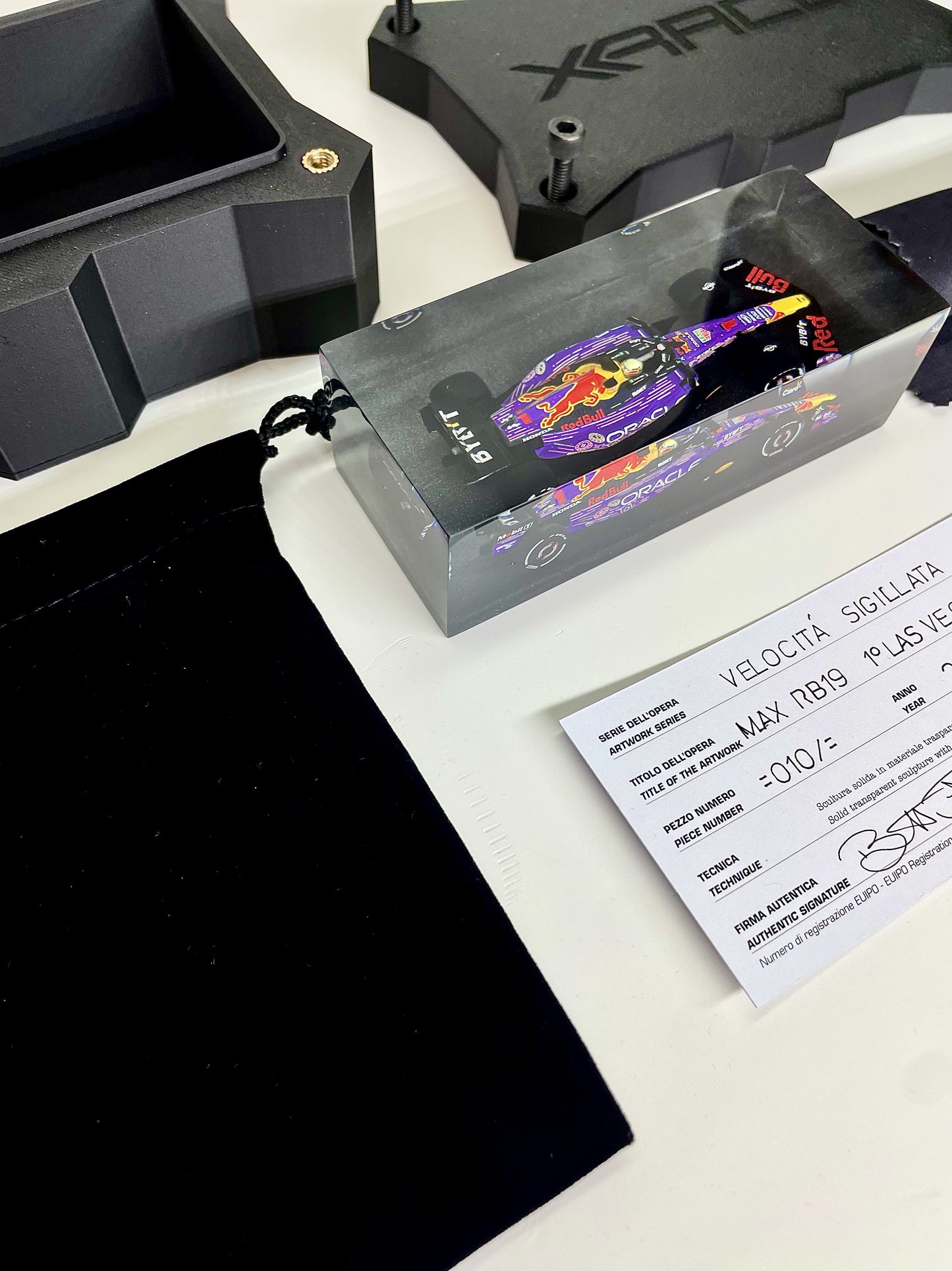 Velocità Sigillata Formula Essenza - Red Bull RB19 Max Verstappen Las Vegas 2023 (010/2025) Scultura automobilistica concettuale | Pezzo unico