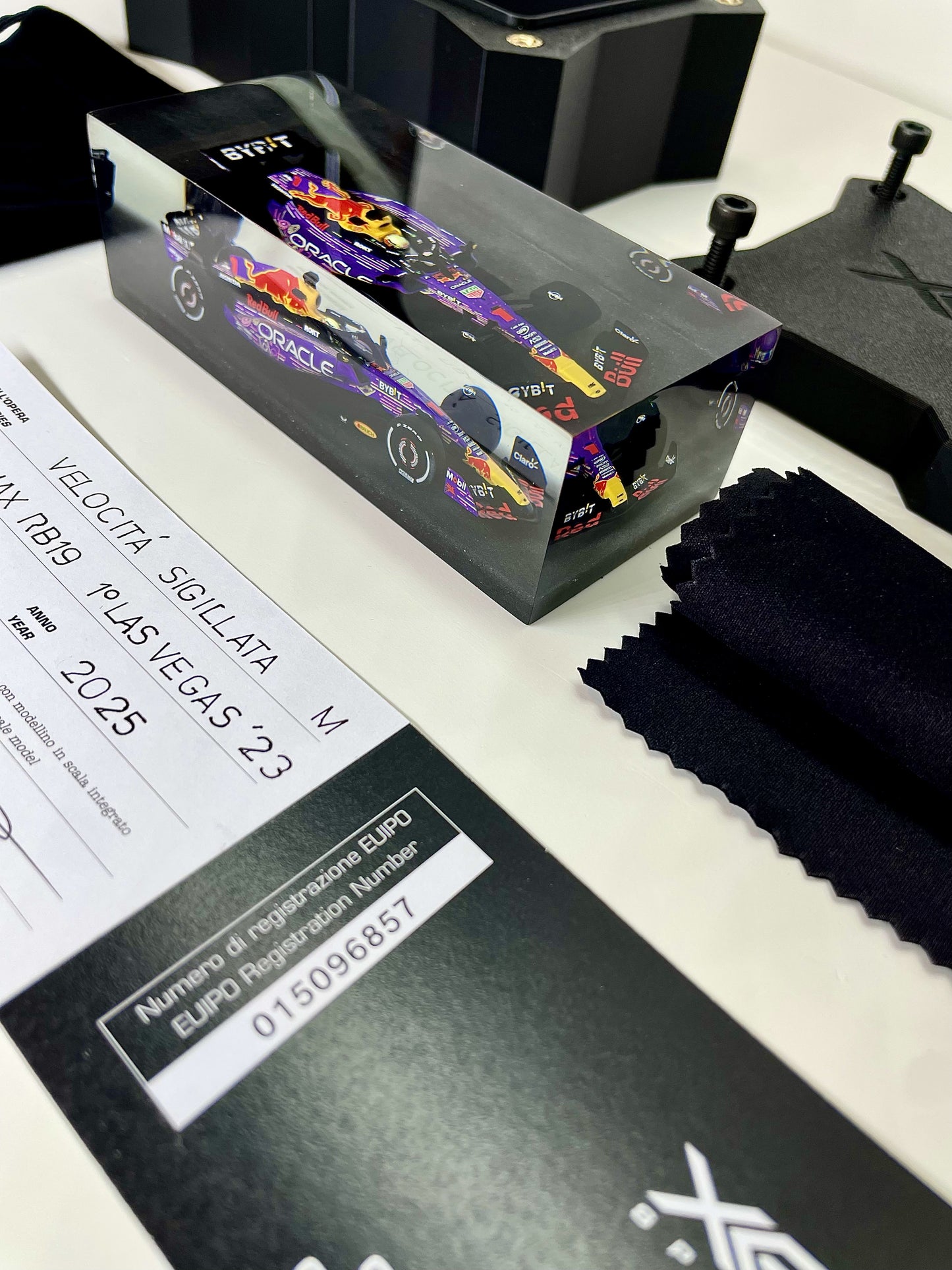 Velocità Sigillata Formula Essenza - Red Bull RB19 Max Verstappen Las Vegas 2023 (010/2025) Scultura automobilistica concettuale | Pezzo unico