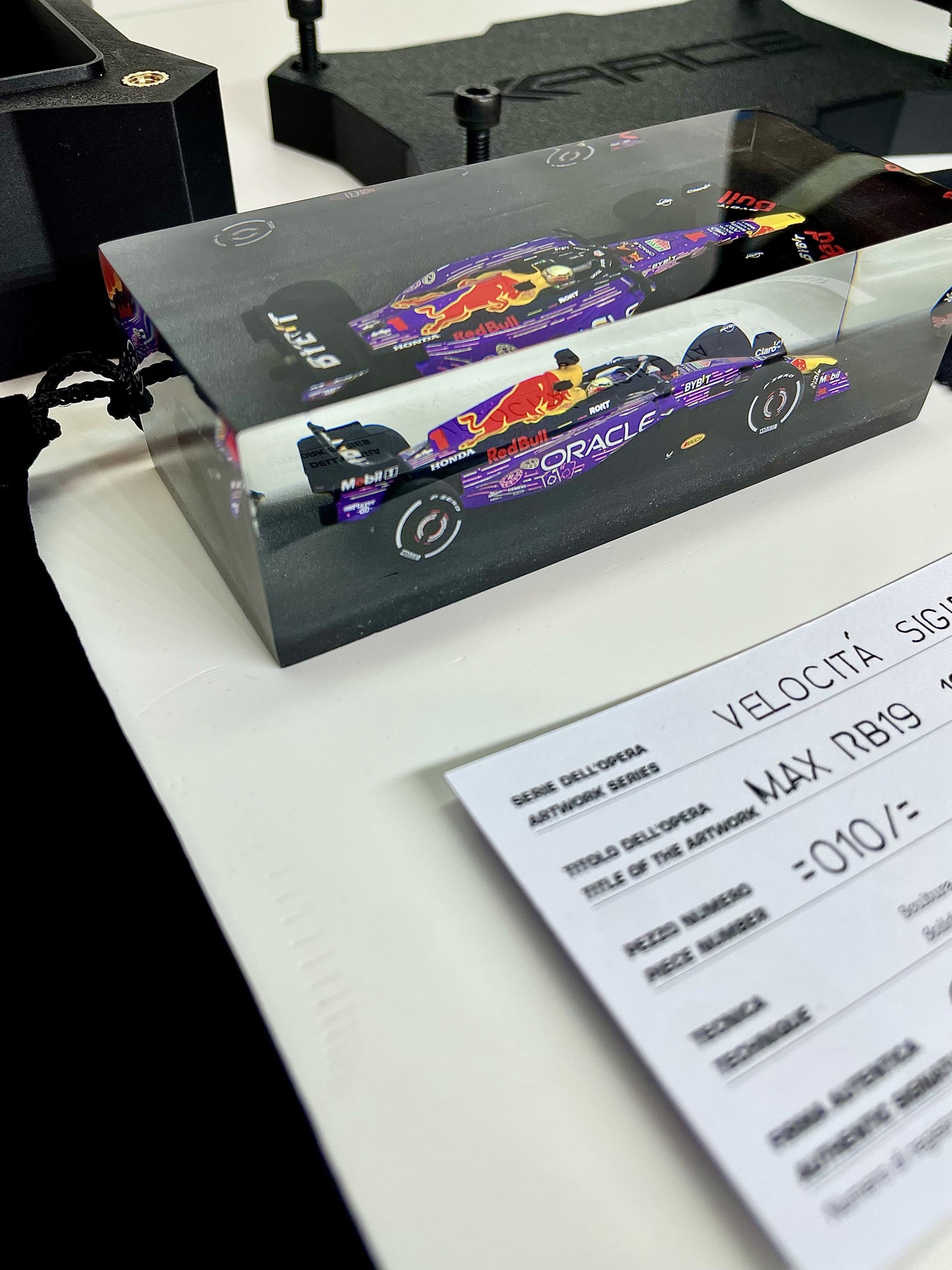 Velocità Sigillata Formula Essenza - Red Bull RB19 Max Verstappen Las Vegas 2023 (010/2025) Scultura automobilistica concettuale | Pezzo unico