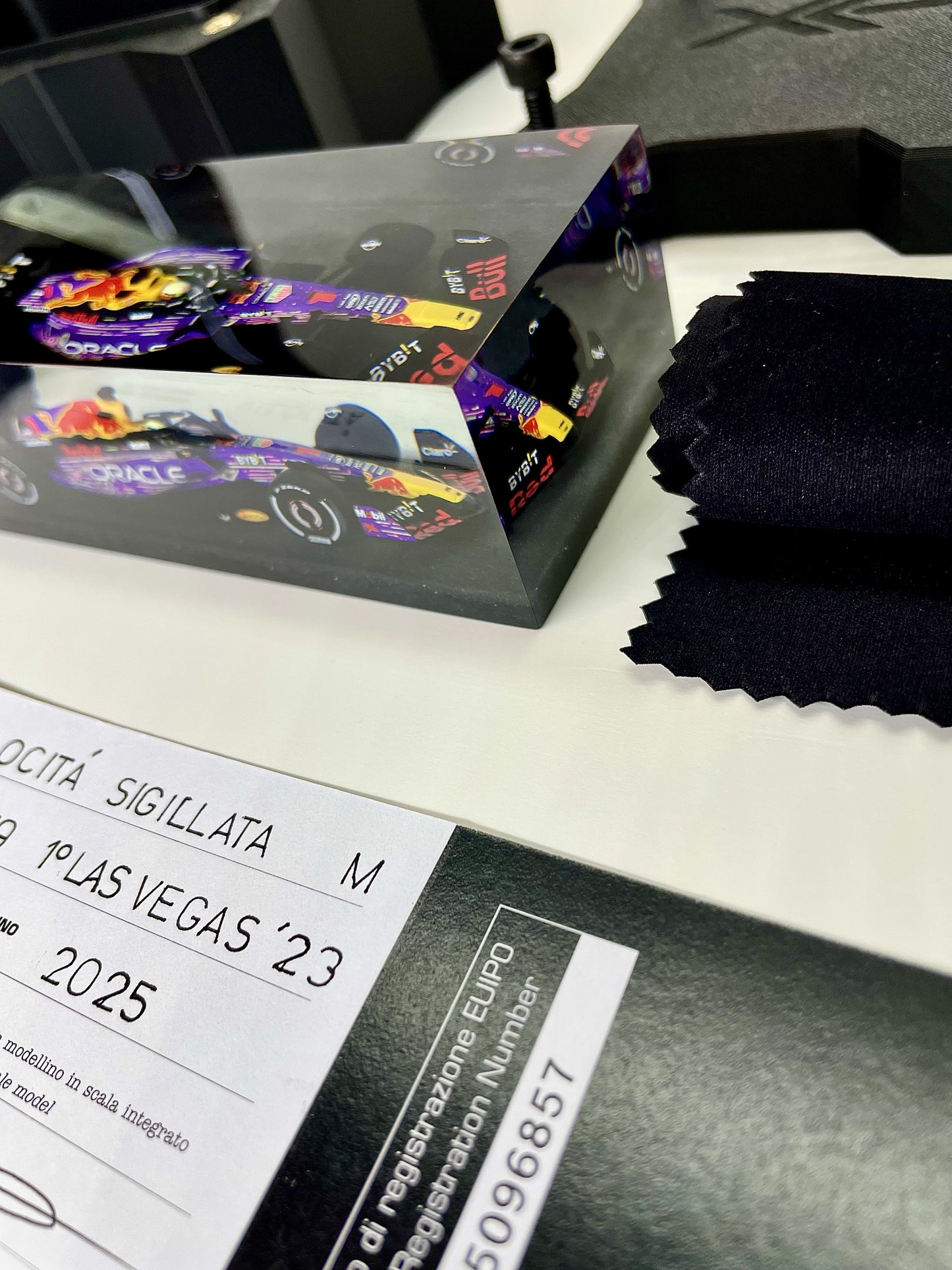 Velocità Sigillata Formula Essenza - Red Bull RB19 Max Verstappen Las Vegas 2023 (010/2025) Scultura automobilistica concettuale | Pezzo unico