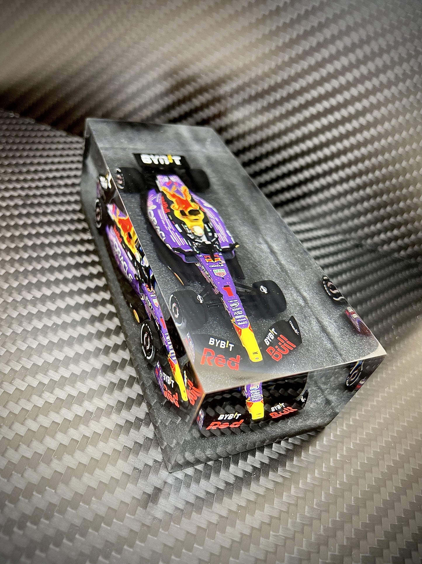 Velocità Sigillata Formula Essenza - Red Bull RB19 Max Verstappen Las Vegas 2023 (010/2025) Scultura automobilistica concettuale | Pezzo unico