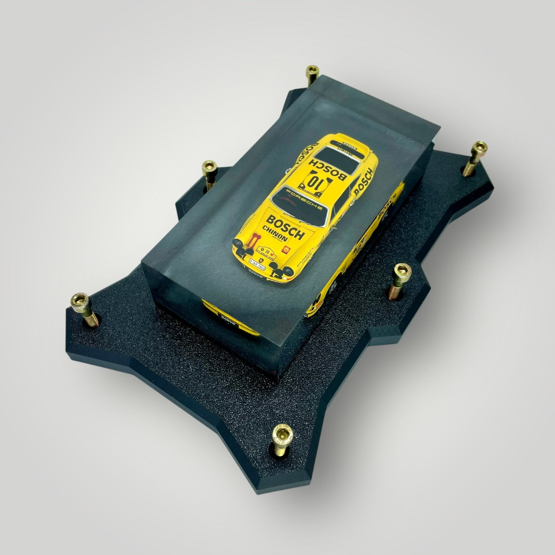 Velocità Sigillata GT Heritage – Porsche 911 “East African Safari” (004/2025) Scultura automobilistica concettuale | Pezzo unico
