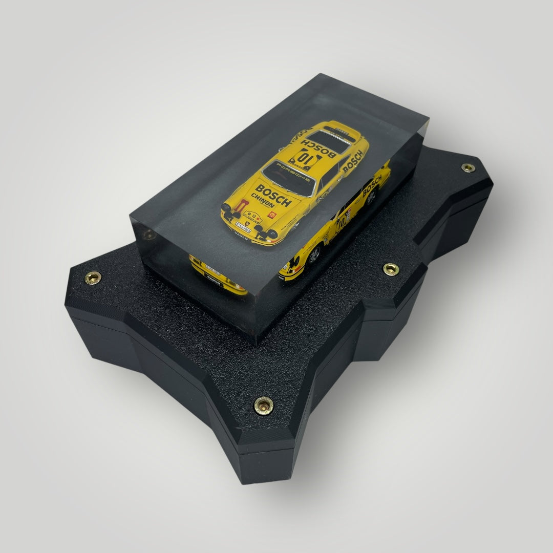 Velocità Sigillata GT Heritage – Porsche 911 “East African Safari” (004/2025) Scultura automobilistica concettuale | Pezzo unico