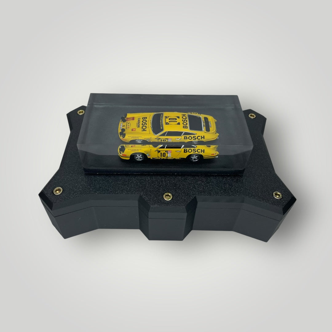 Velocità Sigillata GT Heritage – Porsche 911 “East African Safari” (004/2025) Scultura automobilistica concettuale | Pezzo unico