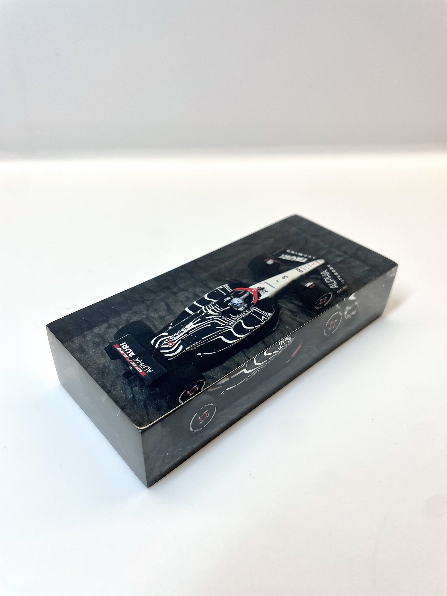 Velocità Sigillata Fromula Essenza - Alpha Tauri AT04 Ricciardo Las Vegas 2023 (009/2025) Scultura automobilistica concettuale | Pezzo unico