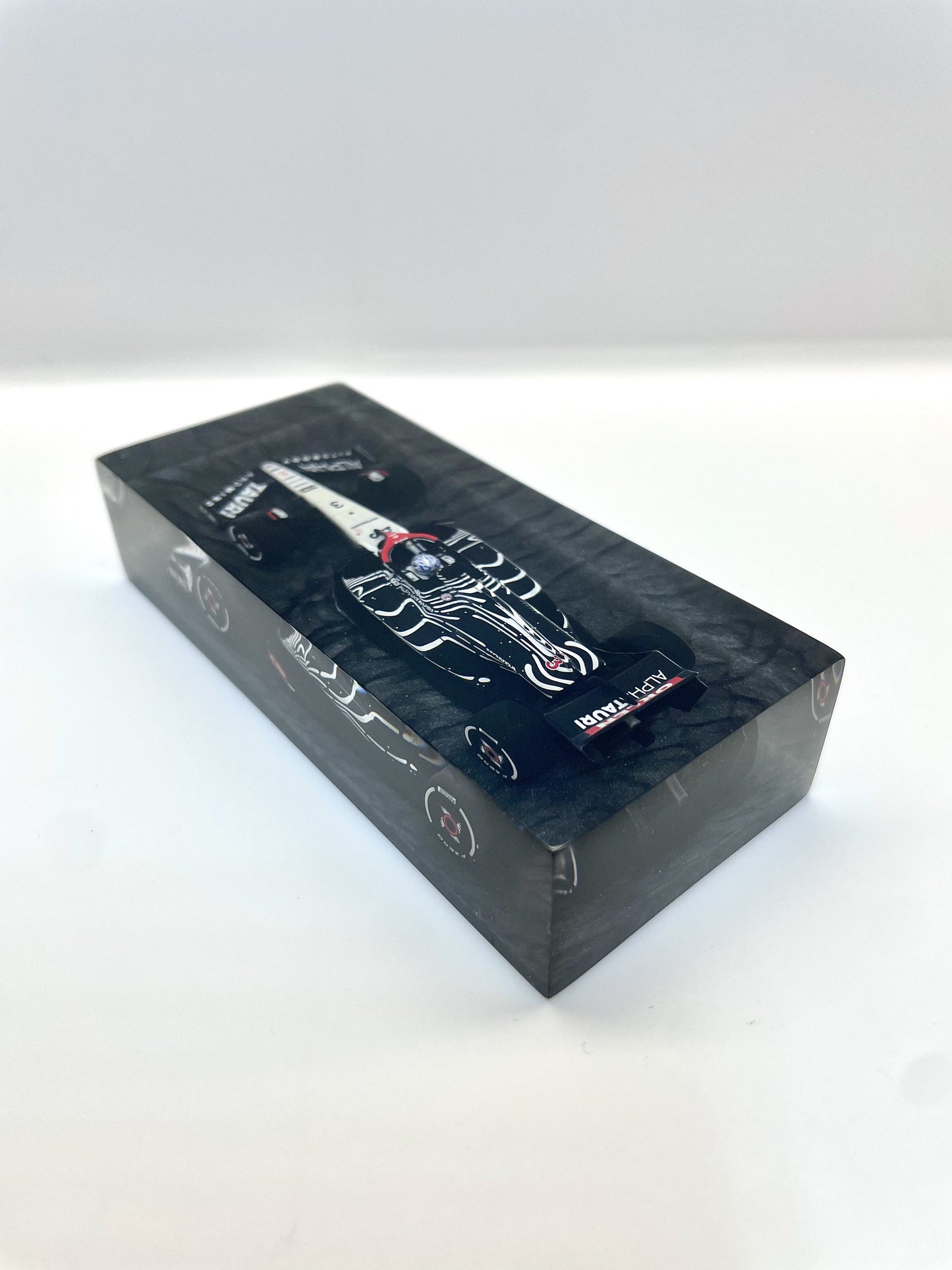 Velocità Sigillata Fromula Essenza - Alpha Tauri AT04 Ricciardo Las Vegas 2023 (009/2025) Scultura automobilistica concettuale | Pezzo unico