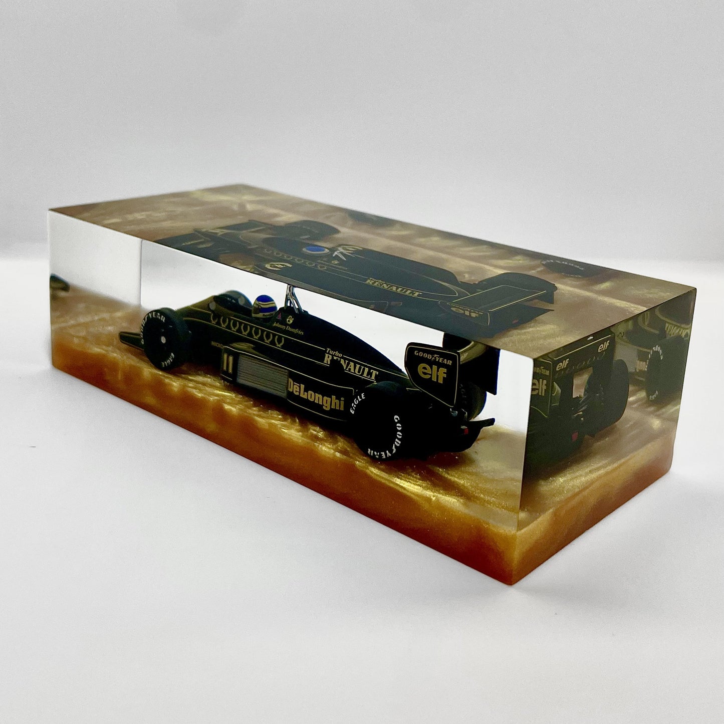Velocità Sigillata Formula Heritage - Lotus Renault 98T – Johnny Dumfries Hockenheim GP 1986 - F1 - (012/2025) Scultura automobilistica concettuale | Pezzo unico