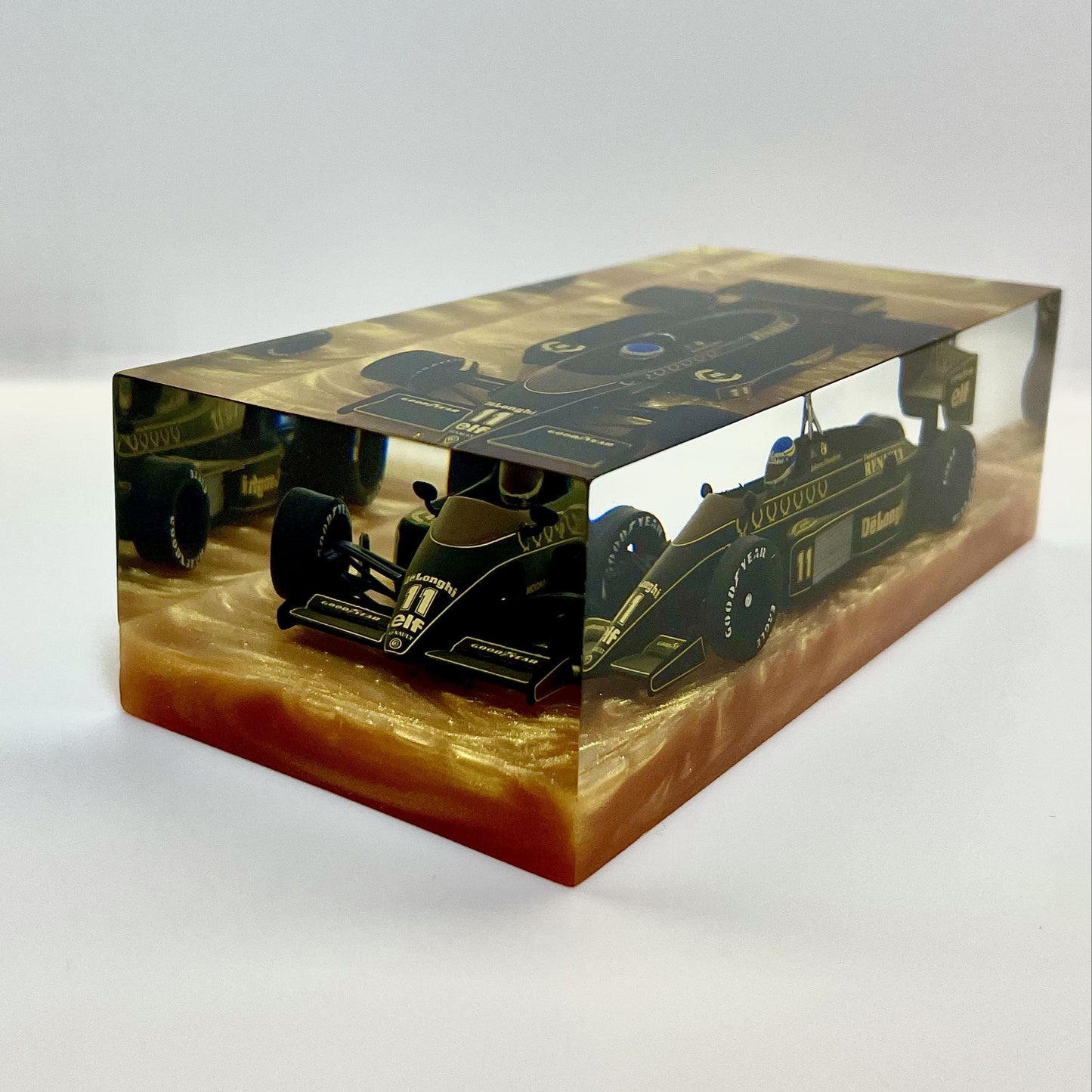 Velocità Sigillata Formula Heritage - Lotus Renault 98T – Johnny Dumfries Hockenheim GP 1986 - F1 - (012/2025) Scultura automobilistica concettuale | Pezzo unico
