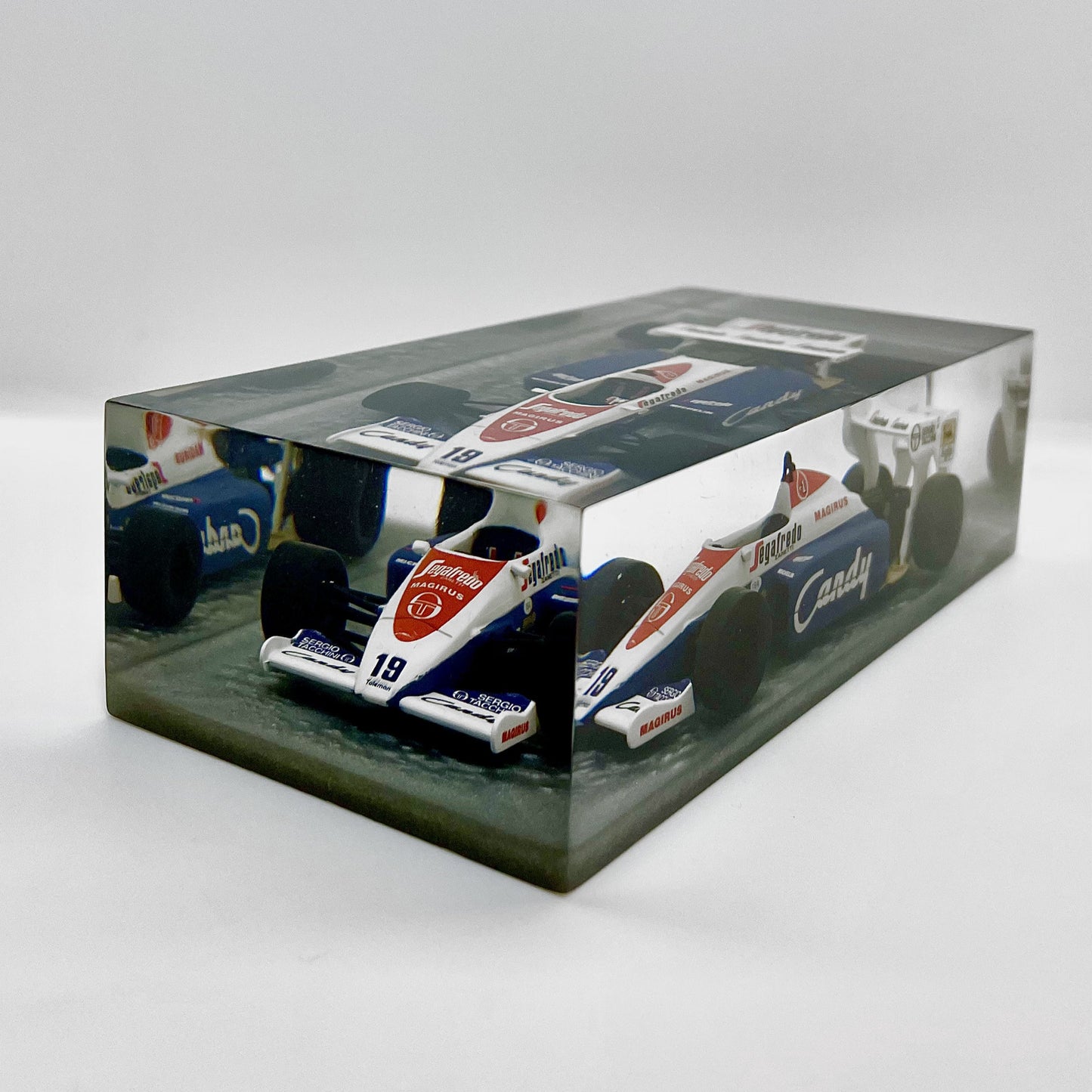 Velocità Sigillata Formula - Toleman TG184 – Ayrton Senna - 1984 - F1 - Scultura automobilistica concettuale | Pezzo unico numerato